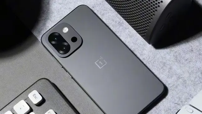 Predstavljamo OnePlus 13T: Kompaktni 6,32″ sub-flagship sa baterijom od 6.260 mAh